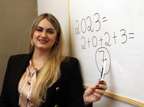 Isabella Tostes explica a influência dos números na vida.  Foto: Wagner Almeida/Diário do Pará.