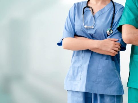 Farmácias podem vender medicamentos prescritos por enfermeiros(as). Saiba mais sobre essa autonomia e seus impactos na saúde.