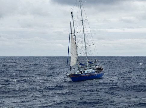 Veleiro estava a caminho da Guiana Francesa, onde iniciaria a expedição “Sétimo Oceano”, executada por organização ambientalista de mesmo nome. Foto: Marinha do Brasil