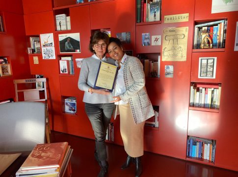 Lívia Duarte entrega a Pilar Del Río, viúva de Saramago, o Título de Cidadã de Belém do Pará. Foto: Divulgação