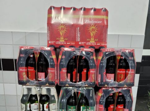 A dupla estava com 10 fardos de bebidas furtadas. Foto: Rotam