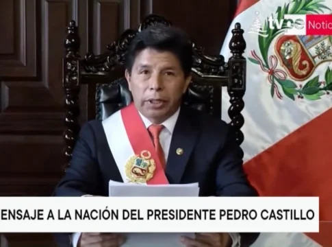 O presidente do Peru, Pedro Castillo, teve sua destituição aprovada pelo Congresso na tarde desta quarta-feira (7), horas depois de tentar dissolver o Parlamento e antecipar eleições, decretadando ainda um estado de exceção. Foto: Divulgação