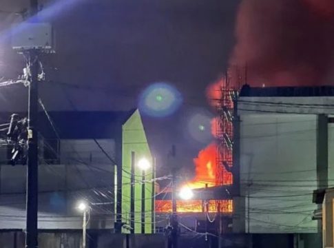 Incêndio em depósito do Líder assusta moradores do Tapanã