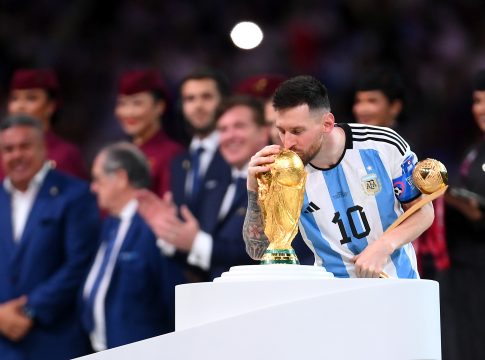 Lionel Messi foi eleito o maior jogador da história do futebol, superando Pelé, que aparece na segunda colocação.