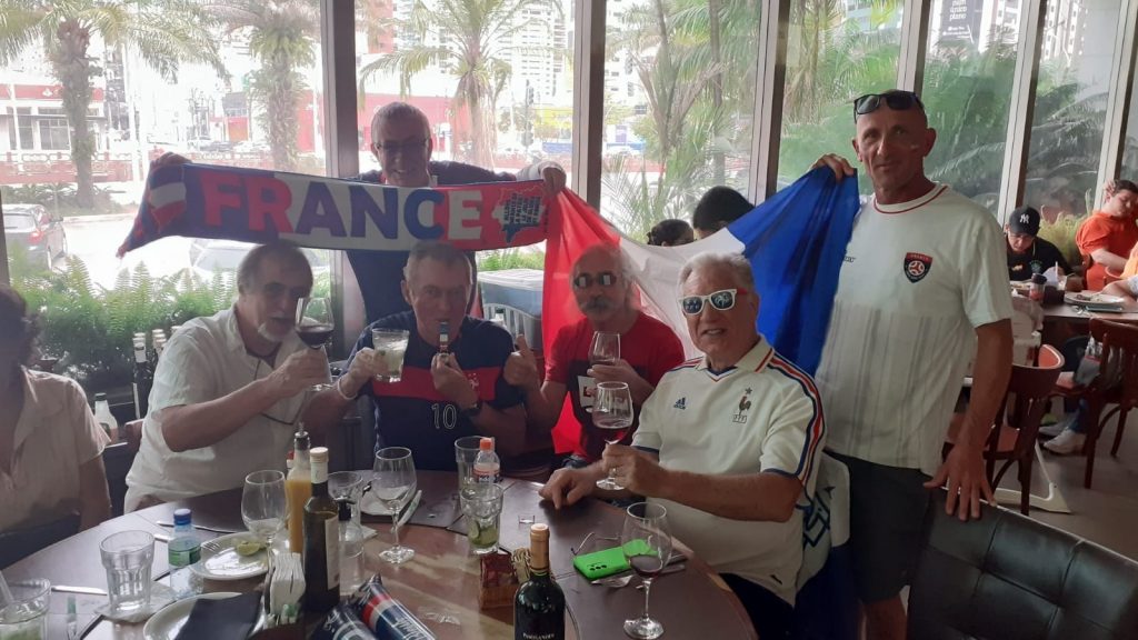 Frank Amadio e os amigos da França, sua terra natal. Foto: Arquivo pessoal