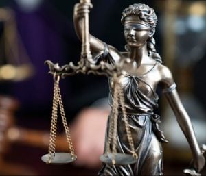 O juízo da Vara de Combate ao Crime Organizado condenou, no último dia 10 de junho, dois integrantes da facção criminosa Comando Vermelho a 20 anos de reclusão