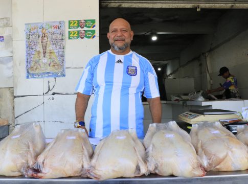 Reinaldo Almeida, proprietário do ponto de venda de frango. O frango é uma alternativa mais em conta para quem não pode arcar com outras aves conhecidas da ceia de Natal, como o peru e ave tipo Chester. 13/12/2022. Foto: Irene Almeida/Diário do Pará.