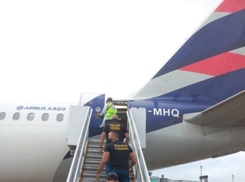 O preso foi abordado ainda na aeronave, assim que ela aterrissou, vinda de Florianópolis. Foto: PF/divulgação