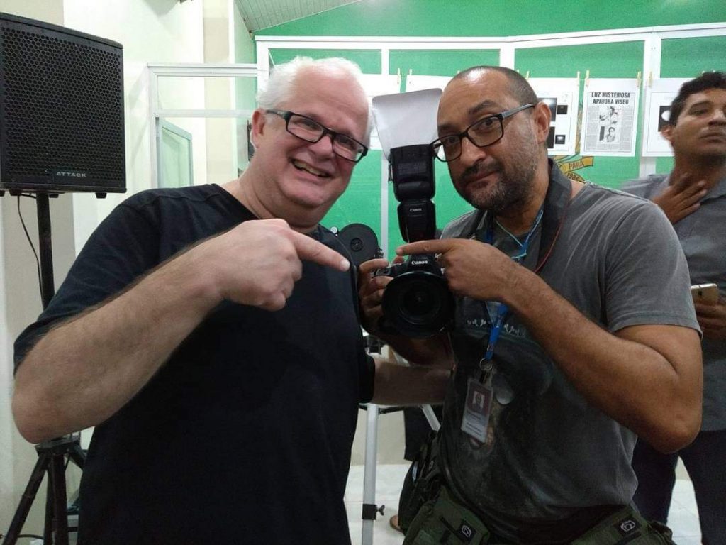 O ufólogo, fundador e editor da Revista UFO, Ademar José Gevaerd, com o fotógrafo do DIÁRIO, Wagner Santana. Foto: Divulgação O ufólogo, fundador e editor da Revista UFO, Ademar José Gevaerd, com o fotógrafo do DIÁRIO, Wagner Santana. Foto: Divulgação