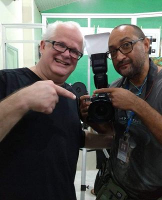 O ufólogo, fundador e editor da Revista UFO, Ademar José Gevaerd, com o fotógrafo do DIÁRIO, Wagner Santana. Foto: Divulgação