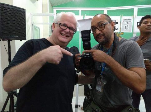 O ufólogo, fundador e editor da Revista UFO, Ademar José Gevaerd, com o fotógrafo do DIÁRIO, Wagner Santana. Foto: Divulgação