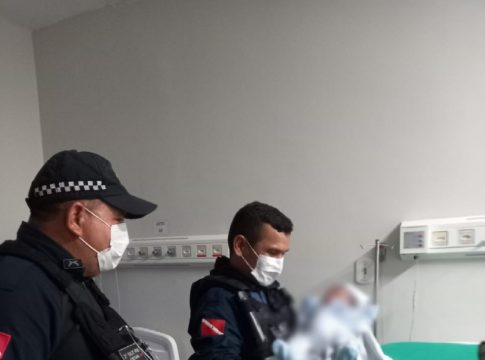 Os policiais foram acionados para atender uma mulher que havia entrado em trabalho de parto dentro da própria casa e não tinha como ir ao hospital sozinha. Foto: PM/Ascom