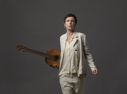 Adriana Calcanhoto apresenta sucessos da carreira em voz e violão Foto: Leo Aversa