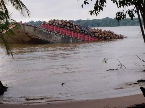 Balsa perde o alinhamento do peso. Foto: O Portal do Marajó/divulgação