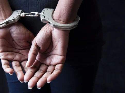 Segundo as investigações, a mulher, identificada como T. M. do A., é companheira de J. L. M. P., um dos chefes da facção criminosa Comando Vermelho no Pará