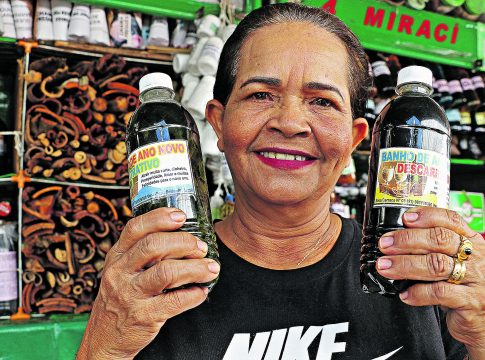 Banho do descarrego, banho de chama, banho de cheiro e defumação pela casa. As erveiras garantem que esse kit é eficiente, abre os caminhos e atrai coisas boas para o ano que se aproxima. Foto: Irene Almeida/Diário do Pará.