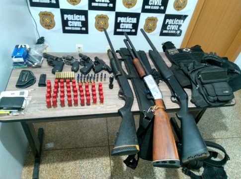 Com os homens, os agentes encontraram três revólveres e 17 munições calibre 38, além de uma pistola e seis munições 9mm. Foto: Divulgação: 51º BPM