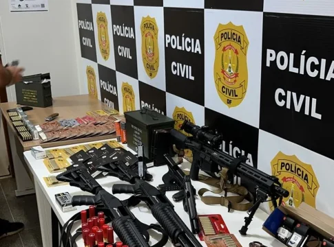 Arsenal apreendido pela polícia em poder do terrorista bolsonarista. Foto: Divulgação Arsenal apreendido pela polícia em poder do terrorista bolsonarista. Foto: Divulgação