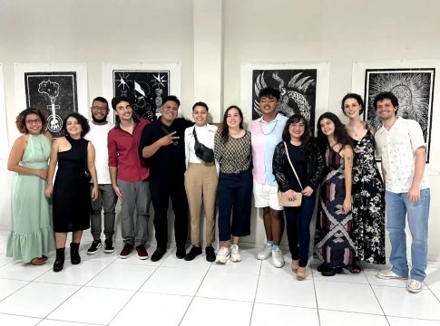 Cartas do tarot inspiram artistas em exposição de xilogravuras