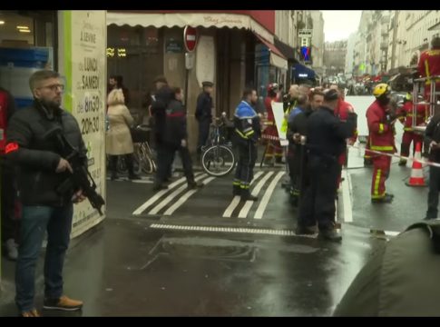 Polícia isolou a rua onde o homem matou ao menos três pessoas e feriu outras três em um ataque em Paris