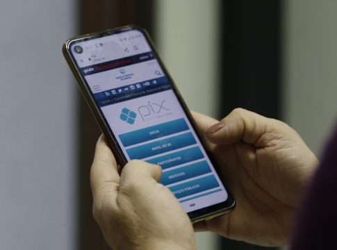 Os criminosos oferecem uma renda extra para quem curtir vídeos em plataformas como TikTok, ou avaliar estabelecimentos no Google, por exemplo.