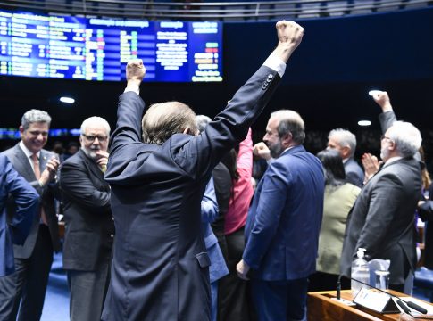 O plenário do Senado aprovou em primeiro turno o texto base da PEC da Transição