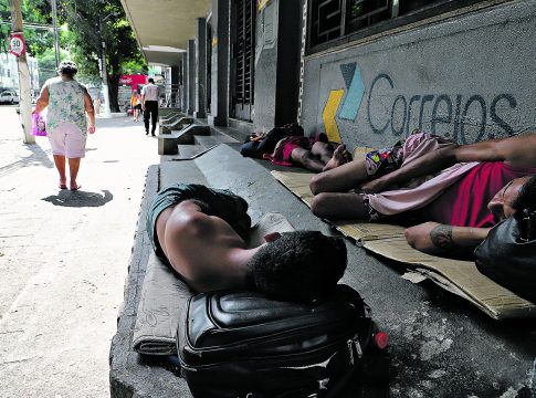Na avenida Presidente Vargas, é comum ver pessoas dormindo pelas ruas durante todo o dia. Foto: Mauro Ângelo/ Diário do Pará.