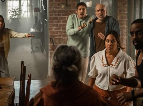 Novo programa evita religião e se passa numa casa isolada, onde um grupo de amigos vai para fugir das festas natalinas. FOTO: Divulgação/Paramount+ /Porta dos Fundos/Laura Campanella.