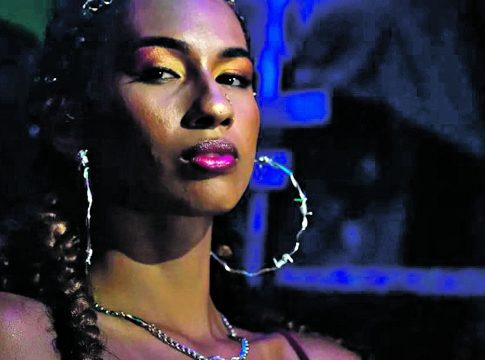 A paraense Yara MC faz um dos pocket shows do evento. FOTO: Reprodução/Instagram