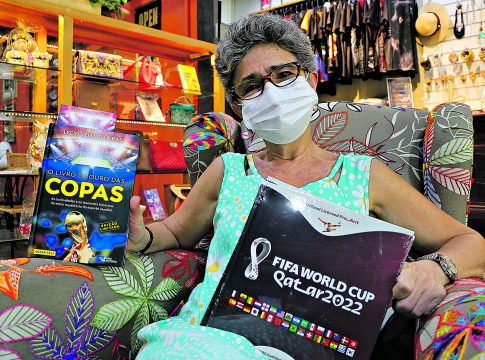 A proprietária da Fox, Débora Miranda, de 63 anos, em conversa com a reportagem, justificou a ínfima quantidade de produtos relacionados ao Mundial. "A procura é muito pequena", disse. Foto: Mauro Ângelo/ Diário do Pará.