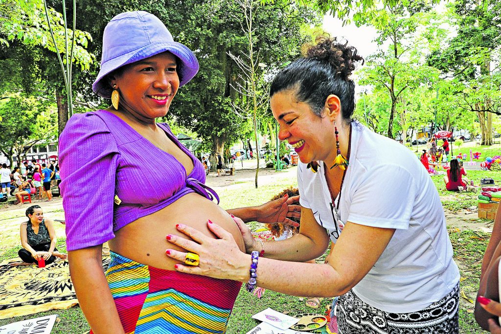 Beatriz Moraes, 29, assistente social e Marluce Araújo, presidente da Associação de Doulas. Foto: Irene Almeida/Diário do Pará. Beatriz Moraes, 29, assistente social e Marluce Araújo, presidente da Associação de Doulas. Foto: Irene Almeida/Diário do Pará.