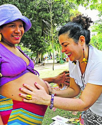 Beatriz Moraes, 29, assistente social e Marluce Araújo, presidente da Associação de Doulas. Foto: Irene Almeida/Diário do Pará.