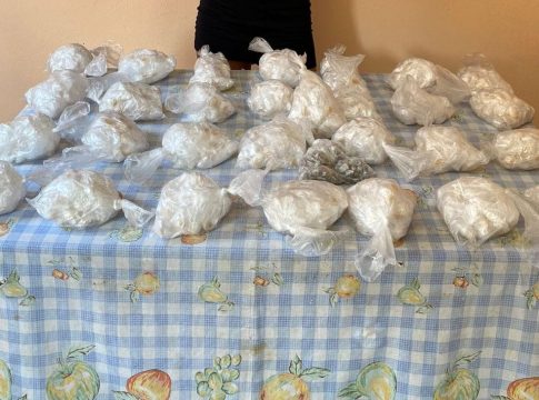 A suspeita e todo o material apreendido foram apresentados na Delegacia de Polícia Civil de Icoaraci. Foto: 10º BPM/Divulgação