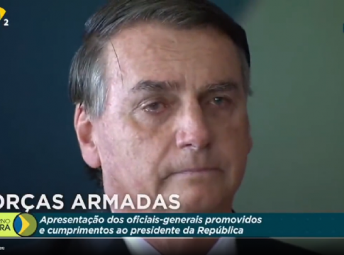 Bolsonaro chora em evento militar em Brasília
