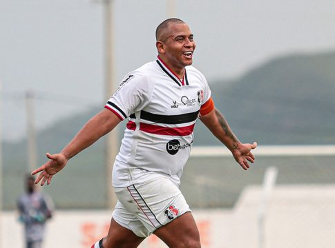 Descubra como o atacante Walter perdeu 40kg cortando certos alimentos e transformou sua carreira no futebol.