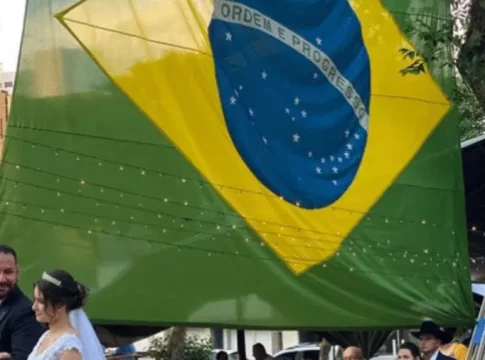 m casal resolveu realizar o casamento em frente a um quartel do Exército em Ponta Grossa, no Paraná, onde bolsonaristas realizam atos antidemocráticos. Foto: Divulgação