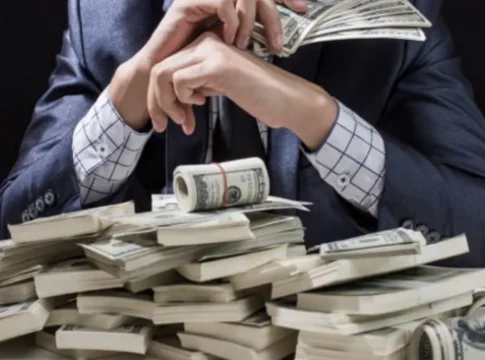 Mas como chegar lá? A boa notícia é que o caminho para a riqueza começa com decisões simples e hábitos que qualquer pessoa pode desenvolver.