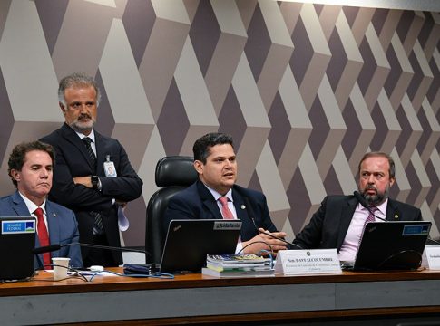 Presidente da CCJ, Davi Alcolumbre, entre Veneziano Vital do Rêgo e Alexandre Silveira, relator da PEC. Foto: Roque de Sá/Agência Senado