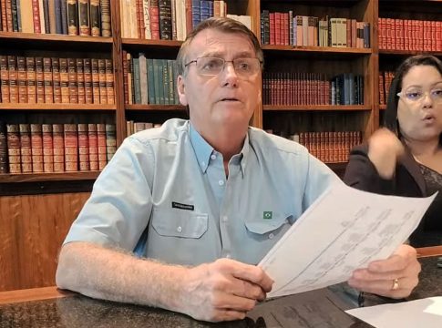 Apoiadores de Jair Bolsonaro (PL) xingaram e chamaram o presidente de covarde após a live de despedida, nesta sexta-feira (30). Foto: Divulgação