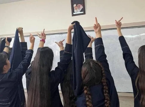 O uso do véu se tornou obrigatório no Irã em 1983, quatro anos depois da Revolução Islâmica. A lei estabelece que tanto as mulheres iranianas quanto as estrangeiras, independentemente da religião, devem cobrir os cabelos e usar roupas largas em público. Foto: Divulgação