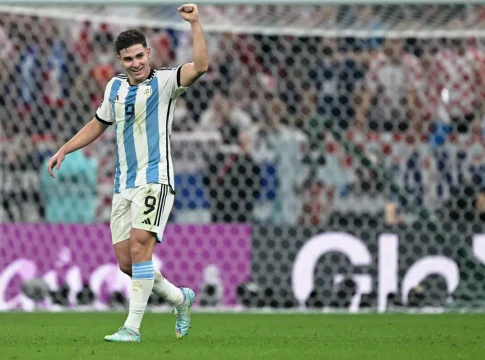 Julián Álvarez vive o sonho de fazer dupla com Messi numa Copa e marcar gols decisivos para a Argentina. Foto: Divulgação