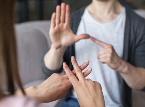 A segunda turma do curso de Língua Brasileira de Sinais, “Dialogando com as mãos”, realizará a aula de abertura na próxima segunda-feira (26). Foto: Divulgação