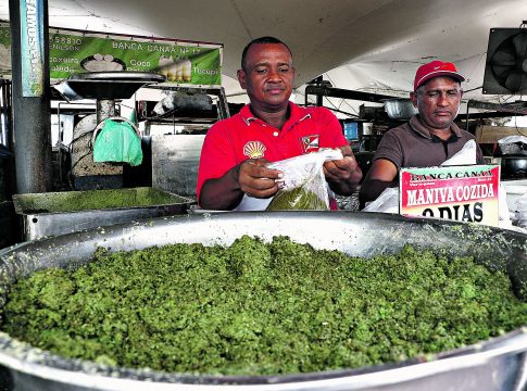 Mesmo que a tradição peça peru na mesa, na feira do Ver-o-Peso, os clientes seguem em busca de ingredientes como o tucupi e a maniva, para alegria dos feirantes, que projetam aumento de até 20% nas vendas. Foto: Wagner Santana/Diário do Pará.