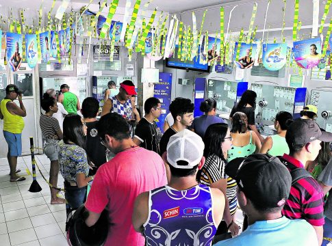 A premiação acumulou pela nona rodada consecutiva, após o sorteio realizado na última quarta-feira. Clientes formaram filas em lotérica. Foto: Celso Rodrigues/ Diário do Pará.