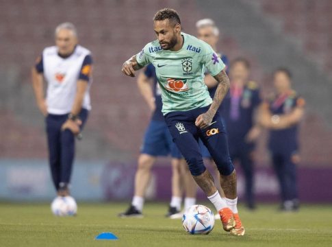 O atacante Neymar, que também já está no país, voltou a se manifestar, dizendo que ainda sente muito. Foto: Divulgação