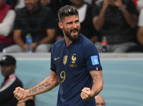 Aos 36 anos, Giroud tem quatro gols nesta Copa e é um dos homens de confiança do técnico Didier Deschamps. Foto: FRANCK FIFE / AFP