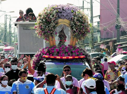 O Círio de Outeiro deve levar mais de 5 mil fiéis às ruas do distrito na procissão deste domingo, que ocorre após a missa das 7h

O Círio de Outeiro acontece neste domingo. Foto: Irene almeida/Diário do Pará.