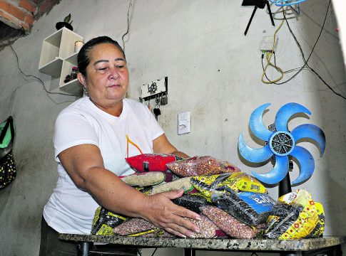 A ação está sendo desenvolvida em parceria pela ONG Somos Um e pelo projeto social Acenda uma Luz, que tem como idealizadora a servidora pública Rose Liana Monteiro, 53 anos. Foto: Celso Rodrigues /Diário do Pará.
