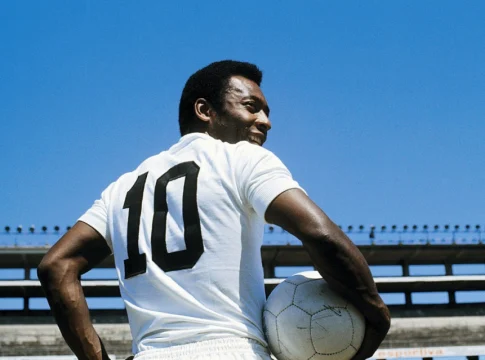 A equipe não usará a camisa 10 enquanto disputar a Série B do Campeonato Brasileiro. Para ele, a Segunda Divisão não estaria à altura do número eternizado por Pelé. Foto: Divulgação