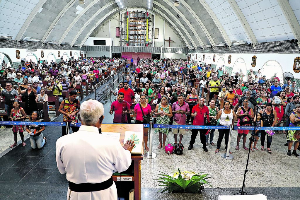 Todas as missas durante o dia de ontem ficaram lotadas de fiéis no Santuário de Nossa Senhora do Perpétuo Socorro. Foto: Wagner Santana/Diário do Pará. Todas as missas durante o dia de ontem ficaram lotadas de fiéis no Santuário de Nossa Senhora do Perpétuo Socorro. Foto: Wagner Santana/Diário do Pará.